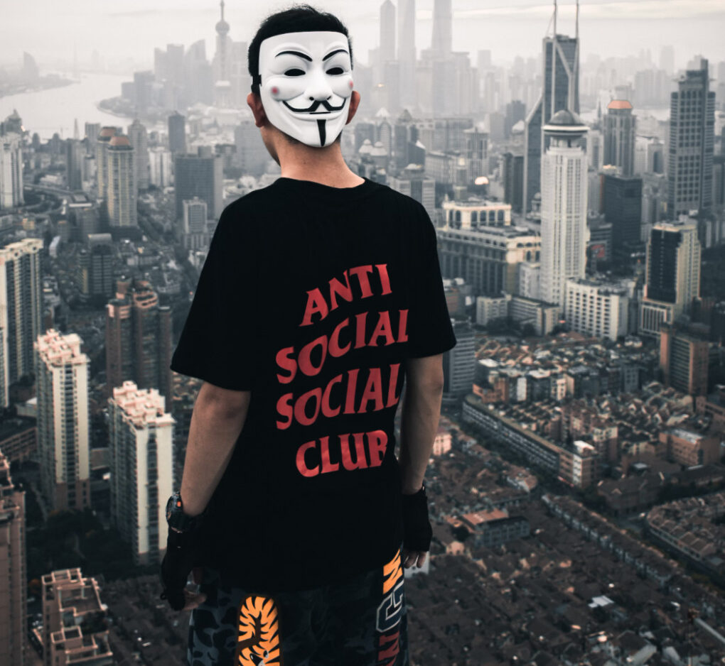 Beyond Noir: Unveiling Wholesale Trends in Men’s Black Graphic Tees