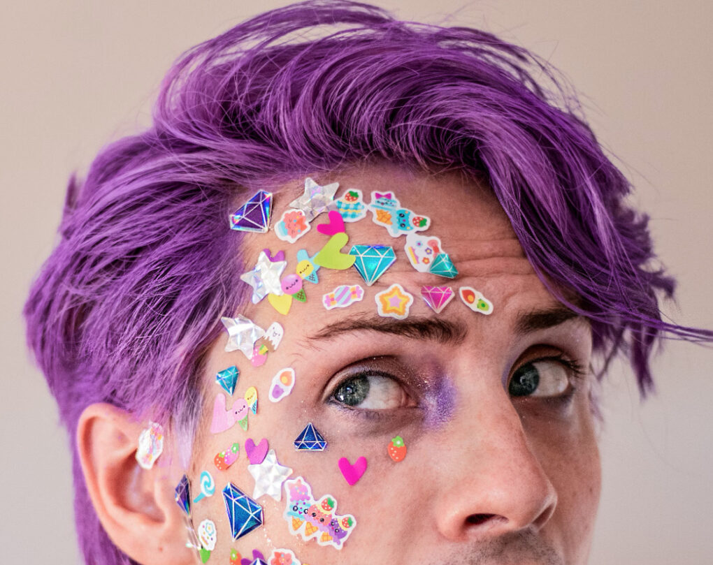 Shades of Distinction: Navigating the Wholesale Realm of Men’s Purple Graphic Tees