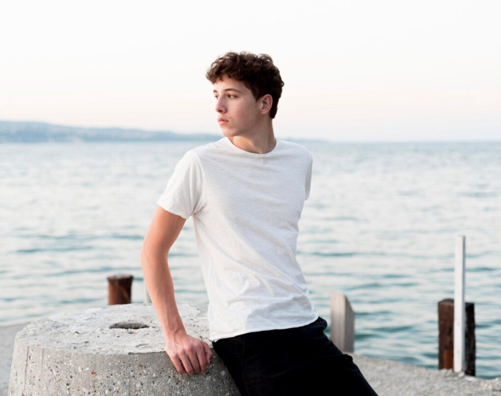 Timeless Elegance: Navigating the Wholesale Landscape of Men’s White Tees